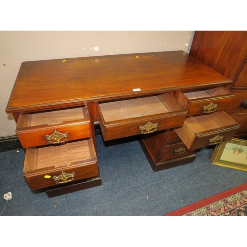 615 - AN EDWARDIAN MAHOGANY TWIN PEDESTAL DESK W-122 CM