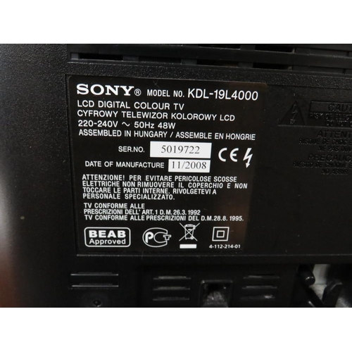 620 - A SMALL SONY BRAVIA 19