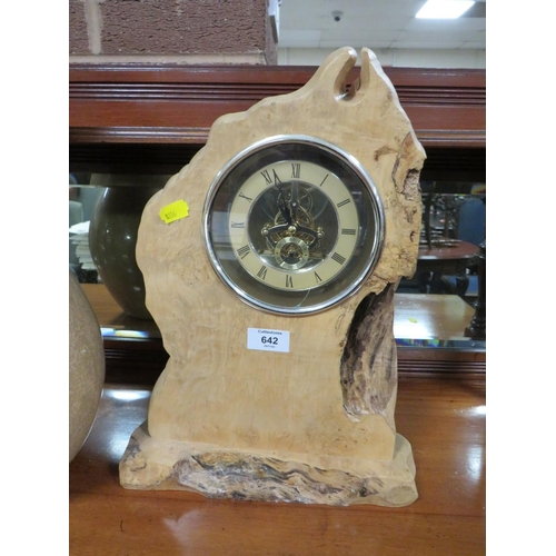 642 - A LARGE WOODEN MANTEL CLOCK H-40 CM WITH AN UNUSUAL DOUBLE GOURD VASE (2)