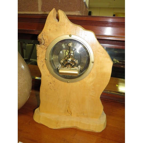 642 - A LARGE WOODEN MANTEL CLOCK H-40 CM WITH AN UNUSUAL DOUBLE GOURD VASE (2)