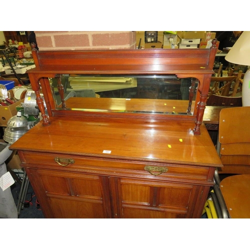 643 - AN EDWARDIAN MAHOGANY MIRRORBACKED CHIFFONIER W-106 CM