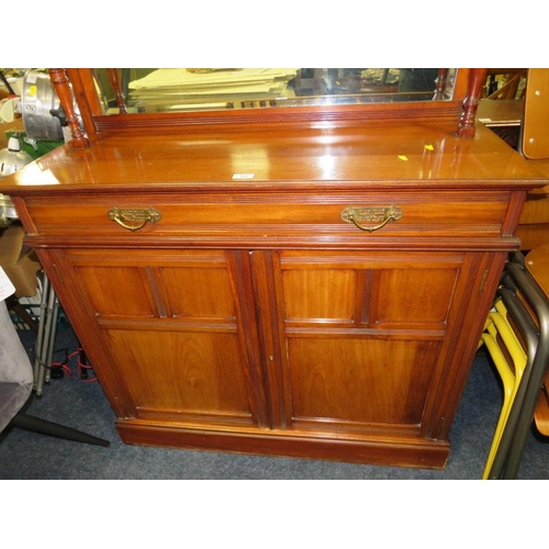 643 - AN EDWARDIAN MAHOGANY MIRRORBACKED CHIFFONIER W-106 CM