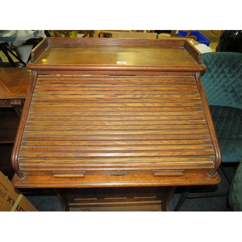 646 - AN EARLY 20TH CENTURY OAK SMALL ROLL-TOP 'LEBUS' DESK W-72 CM