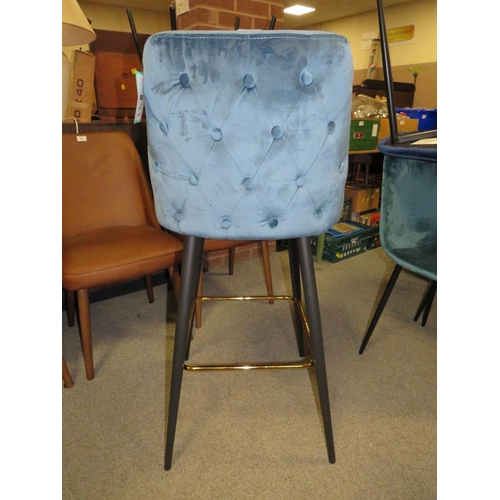 653 - A MODERN UPHOLSTERED KITCHEN STOOL