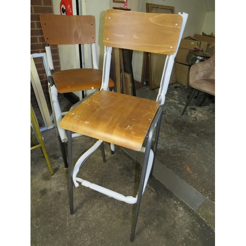 659 - A HARLEQUIN SET OF SIX INDUSTRIAL STYLE METAL BAR STOOLS