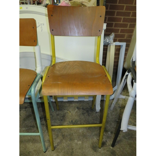 659 - A HARLEQUIN SET OF SIX INDUSTRIAL STYLE METAL BAR STOOLS