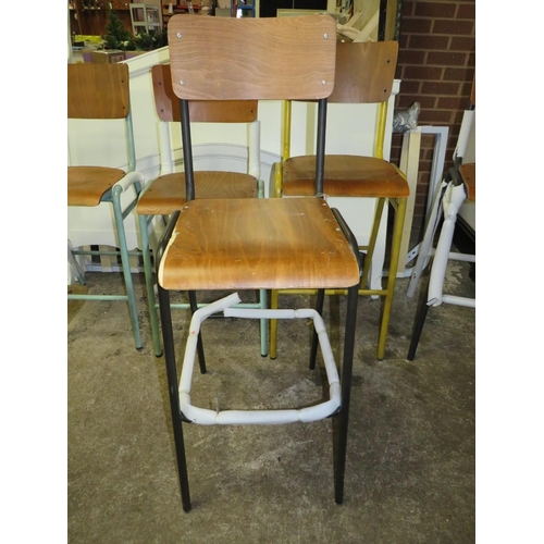 659 - A HARLEQUIN SET OF SIX INDUSTRIAL STYLE METAL BAR STOOLS