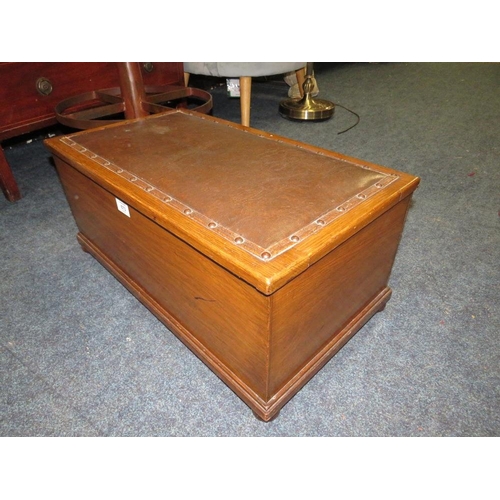 673 - AN OAK BOX WITH UPHOLSTERED TOP - W 64 CM