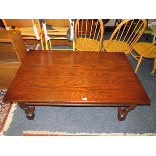 675 - A REPRODUCTION OAK 'OLD CHARM' STYLE COFFEE TABLE - W 140 CM