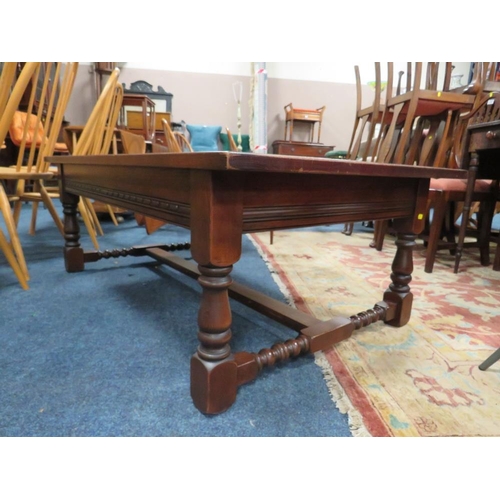 675 - A REPRODUCTION OAK 'OLD CHARM' STYLE COFFEE TABLE - W 140 CM