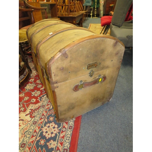 692 - A VINTAGE DOMED AND BANDED STEAMER TRUNK - W 88 CM