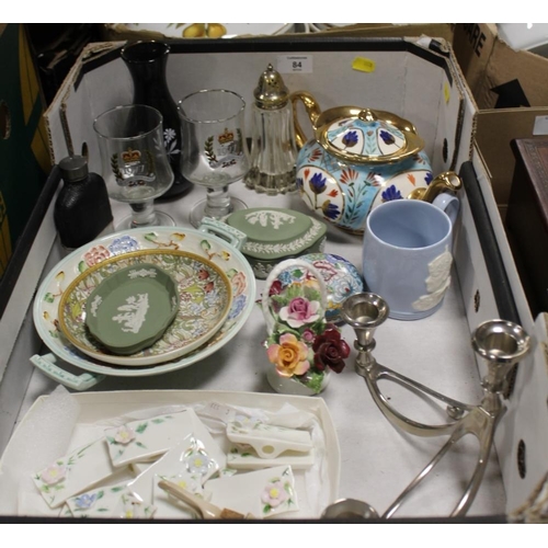 84 - A TRAY OF ASSORTED OF CERAMICS ETC TO INC AN INDIAN TREE COMPORT, TWO ITEMS OF WEDGWOOD JASPERWARE, ... 