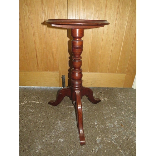 616 - AN EARLY 20TH CENTURY OAK PEDESTAL TABLE