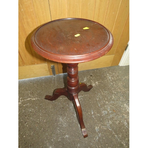 616 - AN EARLY 20TH CENTURY OAK PEDESTAL TABLE