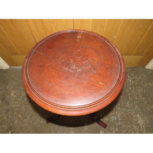 616 - AN EARLY 20TH CENTURY OAK PEDESTAL TABLE