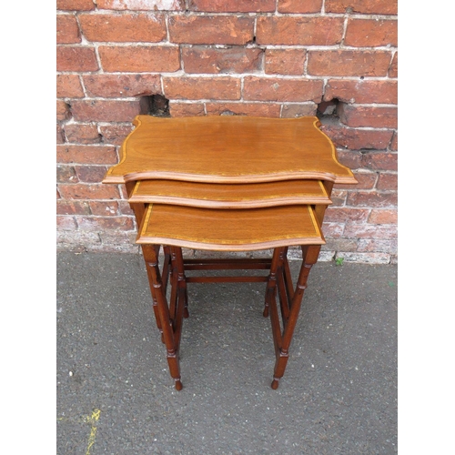 617 - AN EDWARDIAN MAHOGANY NEST OF TABLES, the shaped tops with satinwood banding, H 71 cm, W 54 cm