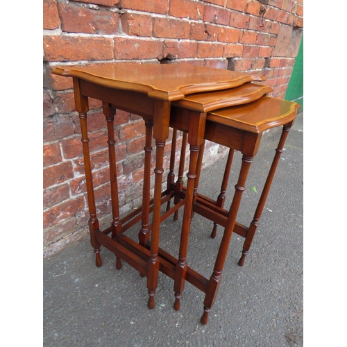 617 - AN EDWARDIAN MAHOGANY NEST OF TABLES, the shaped tops with satinwood banding, H 71 cm, W 54 cm