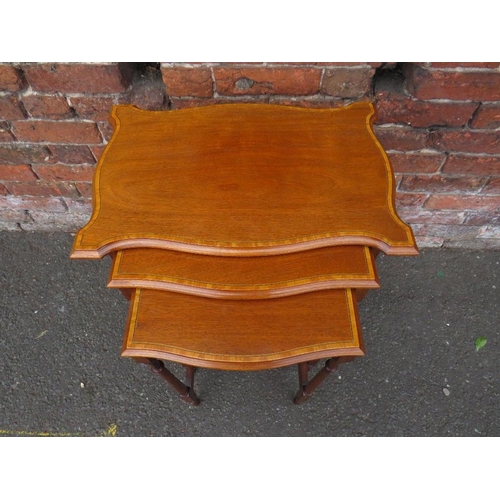 617 - AN EDWARDIAN MAHOGANY NEST OF TABLES, the shaped tops with satinwood banding, H 71 cm, W 54 cm