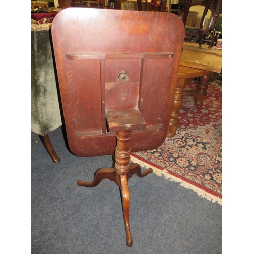 621 - A 19TH CENTURY PEDESTAL OCCASIONAL TABLE