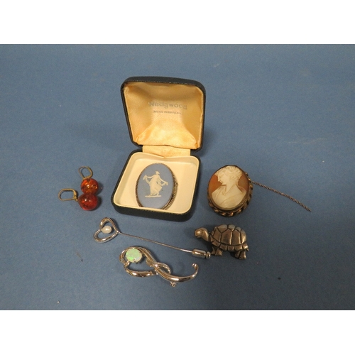 278 - A COLLECTION OF VINTAGE COSTUME JEWELLERY TO INCLUDE A CAMEO BROOCH AND WEDGWOOD PENDANT