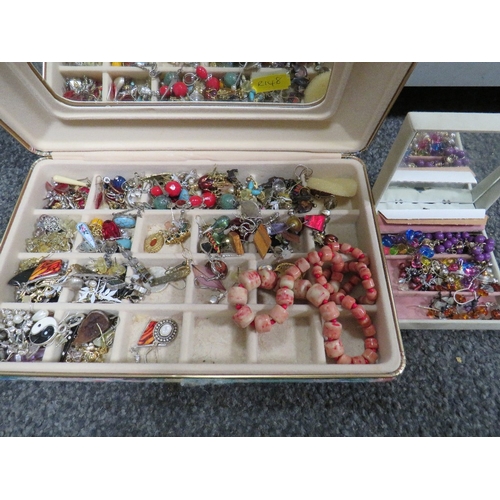 298 - A COLLECTION OF ASSORTED VINTAGE AND MODERN EARRINGS TO INCLUDE SILVER EXAMPLES ETC TOGETHER WITH A ... 