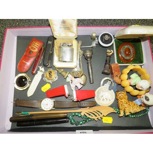 304 - A TRAY OF ASSORTED COLLECTABLES TO INCLUDE VINTAGE LIGHTERS, SEALS ETC