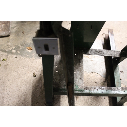 560 - A SMALL METAL WORKING LATHE ON METAL STAND