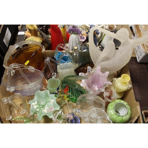 66 - A TRAY OF ASSORTED GLASSWARE ETC TO INCLUDE MODERN GLASS HANDBAGS, BLOWN GLASS FLOWERS ETC