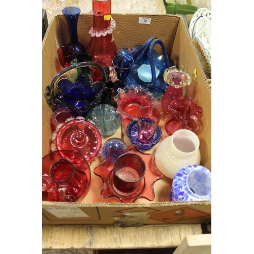 68 - A TRAY OF ASSORTED COLOURED GLASS TO INCLUDE CRANBERRY GLASS, LOTEZ STYLE VASE ETC