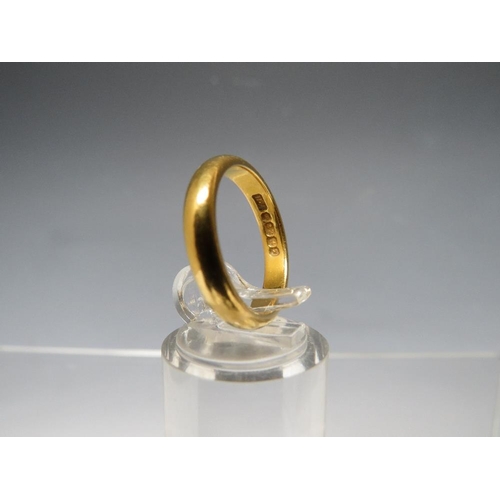 250 - A HALLMARKED 22CT GOLD WEDDING BAND, ring size M, approximate weight 5.1 g