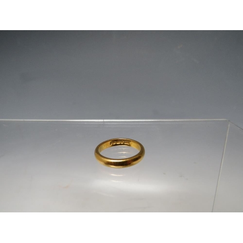 250 - A HALLMARKED 22CT GOLD WEDDING BAND, ring size M, approximate weight 5.1 g