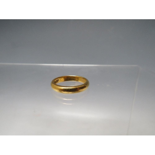 250 - A HALLMARKED 22CT GOLD WEDDING BAND, ring size M, approximate weight 5.1 g