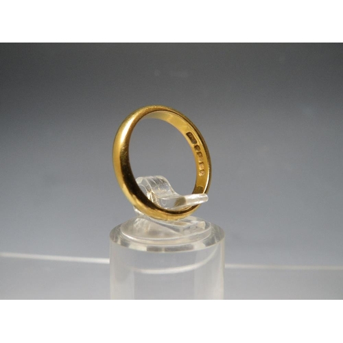 250 - A HALLMARKED 22CT GOLD WEDDING BAND, ring size M, approximate weight 5.1 g