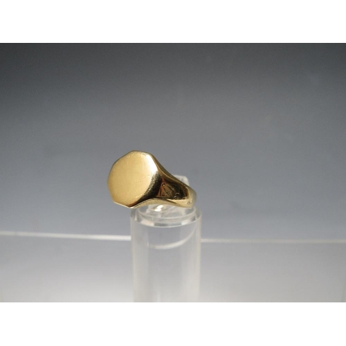251 - A 9CT GOLD SIGNET RING, vacant cartouche, ring size T, approximate weight 4.3 g