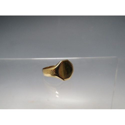 251 - A 9CT GOLD SIGNET RING, vacant cartouche, ring size T, approximate weight 4.3 g