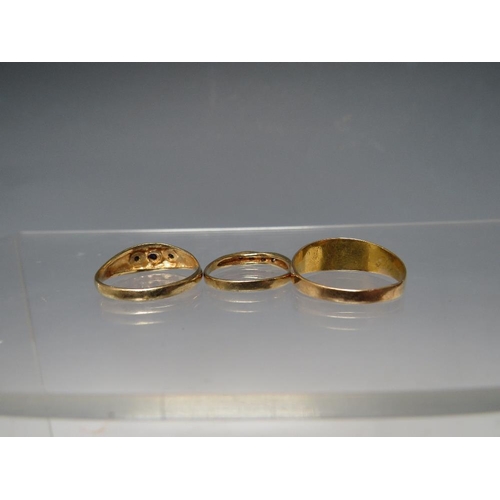 277 - A VINTAGE 15 CT GOLD GEMSET RING, ring size P, approx 1.97 g, together with two 9ct gold rings - com... 