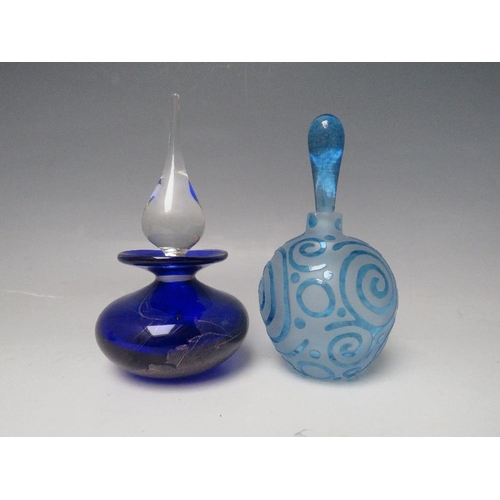 421 - TWO ED BURKE E & M STUDIO GLASS CONTEMPORARY SCENT BOTTLES, comprising a blue 'Doodle' pattern examp... 