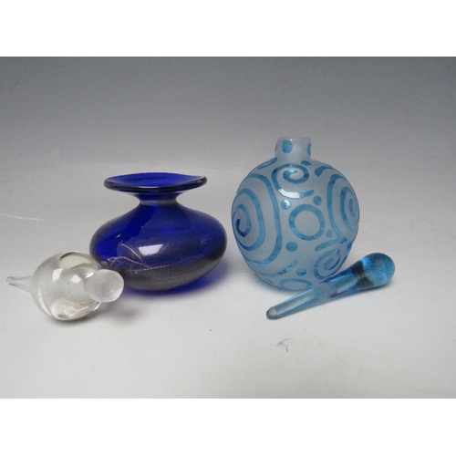 421 - TWO ED BURKE E & M STUDIO GLASS CONTEMPORARY SCENT BOTTLES, comprising a blue 'Doodle' pattern examp... 