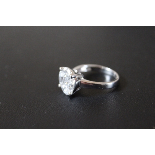 293 - AN 18 CARAT WHITE GOLD 1.72 CARAT MARQUISE AND PRINCESS CUT DIAMOND RING, complete with AGI certific... 