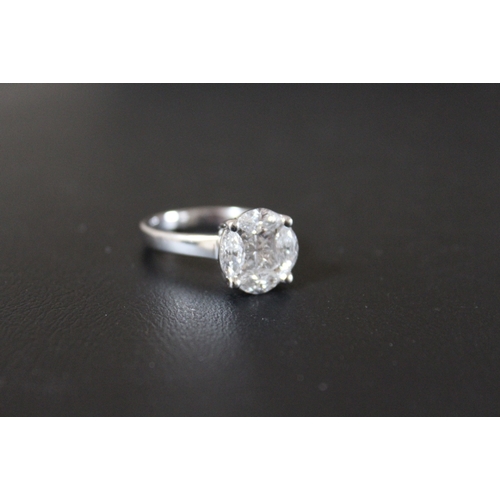 293 - AN 18 CARAT WHITE GOLD 1.72 CARAT MARQUISE AND PRINCESS CUT DIAMOND RING, complete with AGI certific... 
