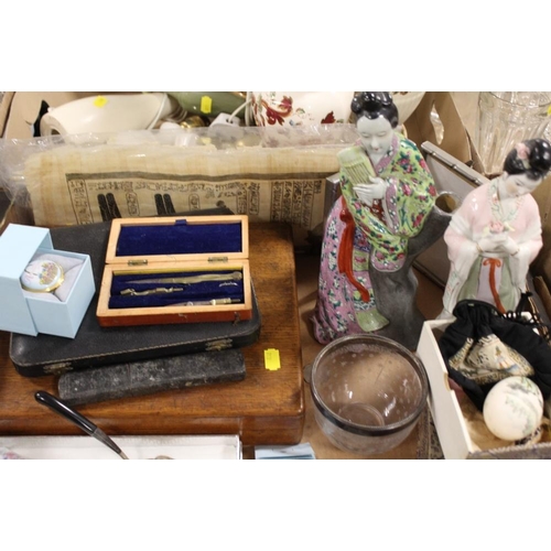 60 - A TRAY OF ASSORTED CERAMICS TO INCLUDE ORIENTAL FIGURES