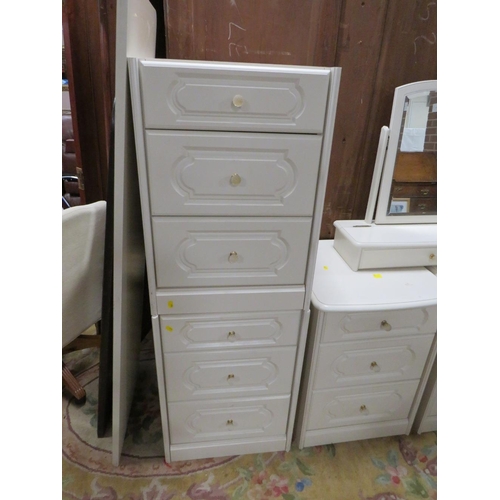 828 - A QUANTITY OF MODERN WHITE BEDROOM FURNITURE