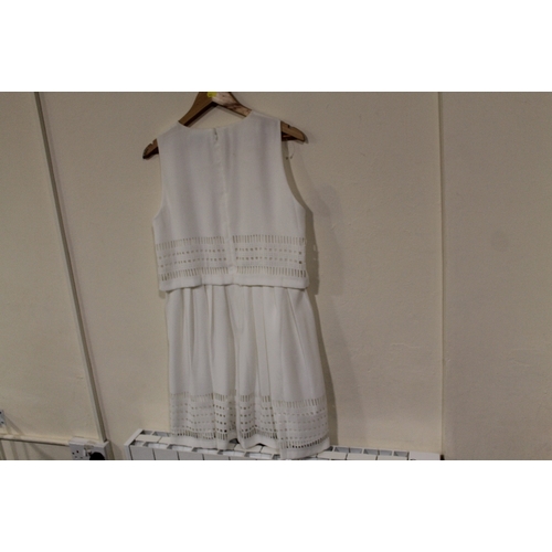 48 - A 'NINETEEN SEVENTY-ONE' REISS DRESS IN OFF WHITE