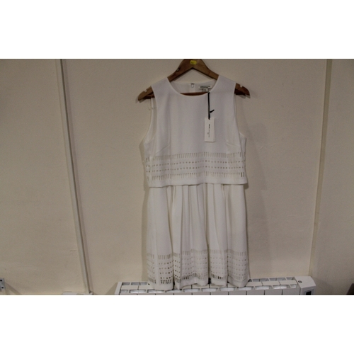 48 - A 'NINETEEN SEVENTY-ONE' REISS DRESS IN OFF WHITE