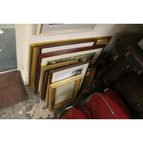 29 - A QUANTITY OF FRAMED AND GLAZED PICTURES AND PRINTS, FRAMES, ETC