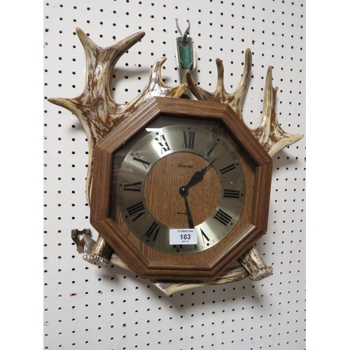 163 - AN ANTLER MOUNTED WALL CLOCK DISPLAY