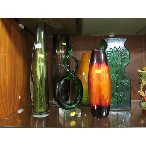 184 - A COLLECTION OF MODERN AND VINTAGE GLASS VASES ETC ()