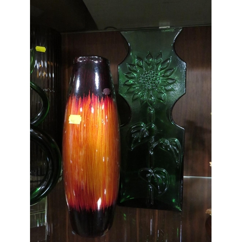 184 - A COLLECTION OF MODERN AND VINTAGE GLASS VASES ETC ()