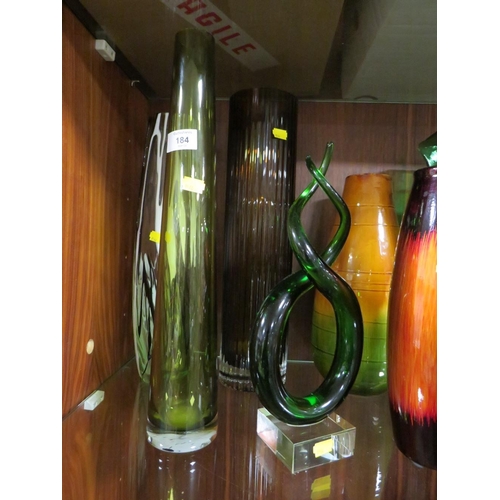 184 - A COLLECTION OF MODERN AND VINTAGE GLASS VASES ETC ()