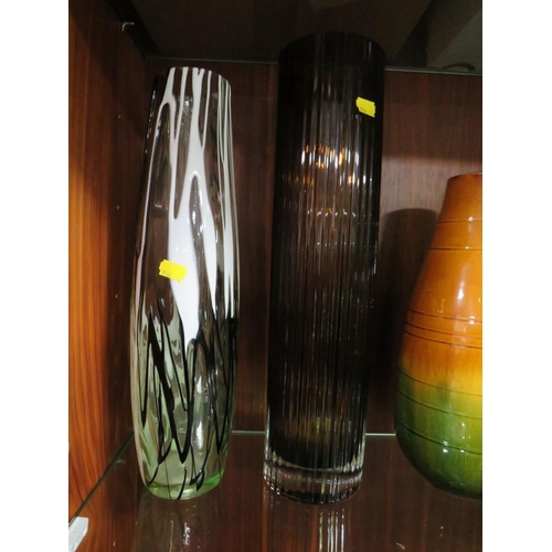 184 - A COLLECTION OF MODERN AND VINTAGE GLASS VASES ETC ()